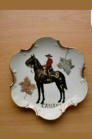 Wandbordje met Canadese Mountie te paard in reliëf. Canada.  beschikbaar voor biedingen