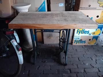 Singer naaimachine onderstel met hard houten blad erop tafel beschikbaar voor biedingen
