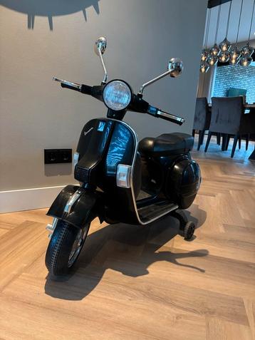 Elektrische Vespa Kinderscooter - Zo Goed Als Nieuw! beschikbaar voor biedingen