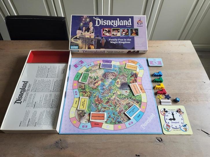 spel Disneyland family fun in the magic kingdom - vintage!, Hobby en Vrije tijd, Gezelschapsspellen | Bordspellen, Gebruikt, Een of twee spelers