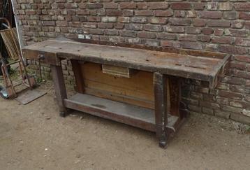 oude houten werkbank sitetabel met bankschroef beschikbaar voor biedingen