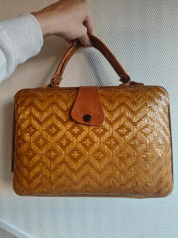 Vintage handtas van stro  beschikbaar voor biedingen