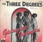 Three Degrees-Giving up giving in, Cd's en Dvd's, Vinyl Singles, Gebruikt, 7 inch, Single, Ophalen of Verzenden