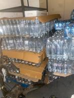 Grote partij gezuiverd bron water in glas, Ophalen