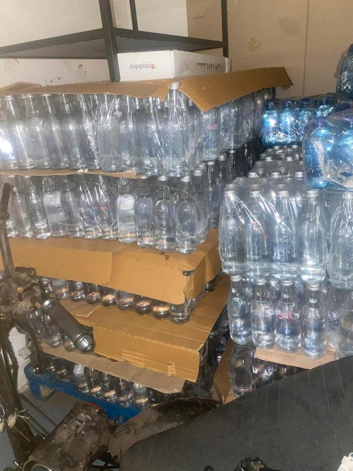 Grote partij gezuiverd bron water in glas, Diversen, Levensmiddelen, Ophalen