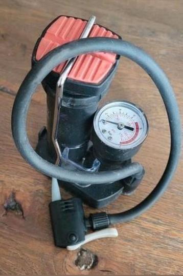 Mini voetpomp voor het oppompen van banden, ballen, ed beschikbaar voor biedingen