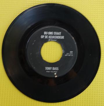 tony bass - bij ons staat op de keukendeur  (4) beschikbaar voor biedingen