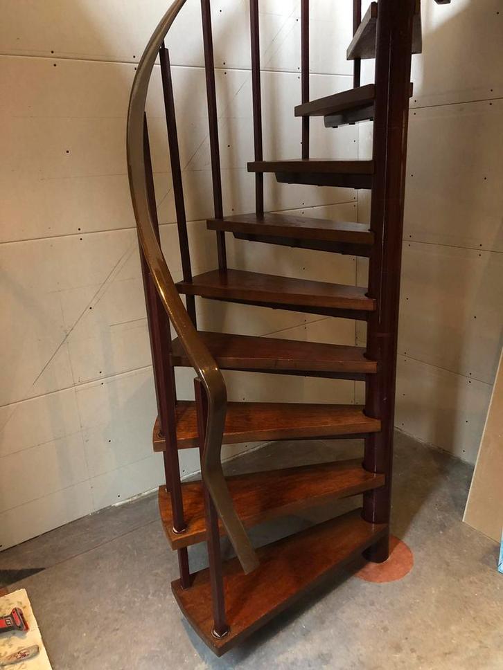 Mooie wenteltrap met stalen spil en gelakte houten treden, Doe-het-zelf en Verbouw, Ladders en Trappen, Gebruikt, Trap, 2 tot 4 meter