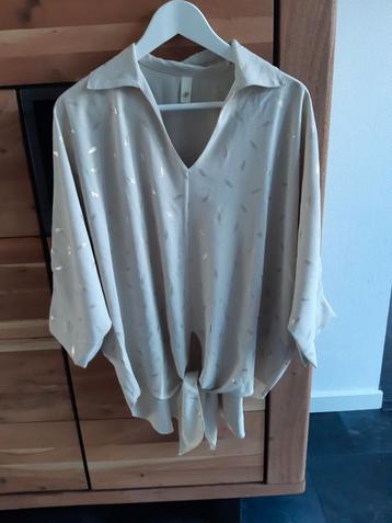 Beige blouse, goudkleurige opdruk. Vleermuismodel.  44/46 beschikbaar voor biedingen
