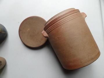 franse rechte dekselpot van gres, H ca 16 cm. diameter 13 cm beschikbaar voor biedingen