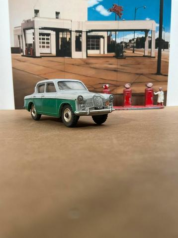 Dinky Toys, Singer Gazelle en Esso pompstation ca 1959 beschikbaar voor biedingen