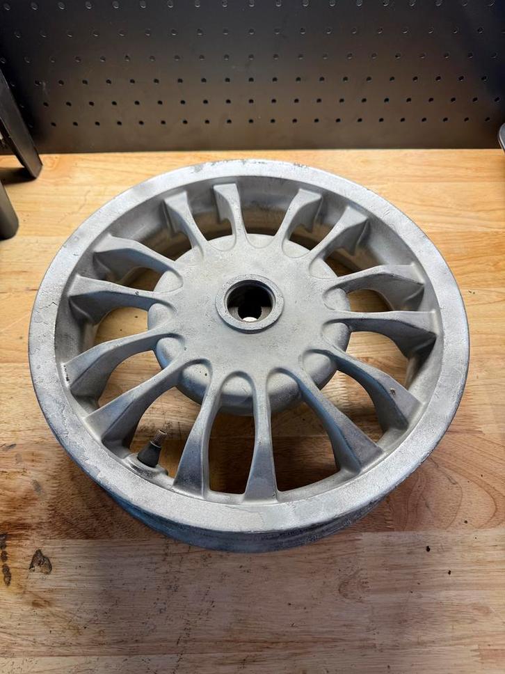 Vespa velg grote trommel ideaal voor 125/180, Fietsen en Brommers, Brommeronderdelen | Scooters, Zo goed als nieuw, Ophalen of Verzenden