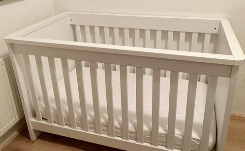 Ledikant bedje inclusief matras met commode en stoel, Kinderen en Baby's, Kinderkamer | Complete kinderkamers, Zo goed als nieuw