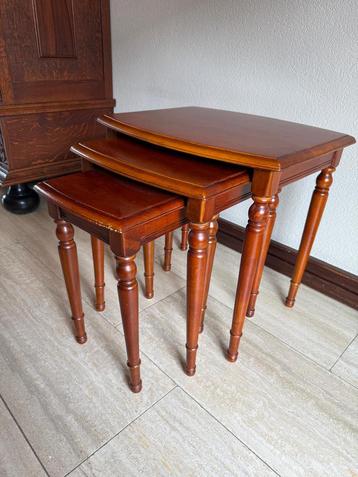 Set van 3 houten inschuiftafels / nesting tables beschikbaar voor biedingen