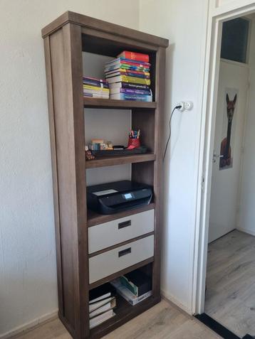Stevige massieve boekenkast (70x195x35) beschikbaar voor biedingen