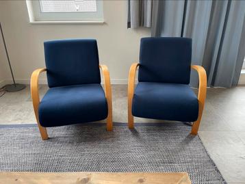 2 stoelen fauteuils    blauwe stof/hout     MOET WEG beschikbaar voor biedingen