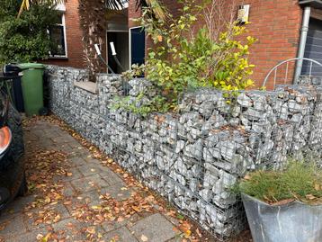 Metaalmanden met breuksteen (steenkorven, gabionen) beschikbaar voor biedingen