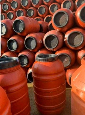 Regen tonnen, voer tonnen, verzend tonnen beschikbaar voor biedingen