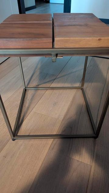 Goudkleurige Bijzettafel Hotel Chique Teak beschikbaar voor biedingen