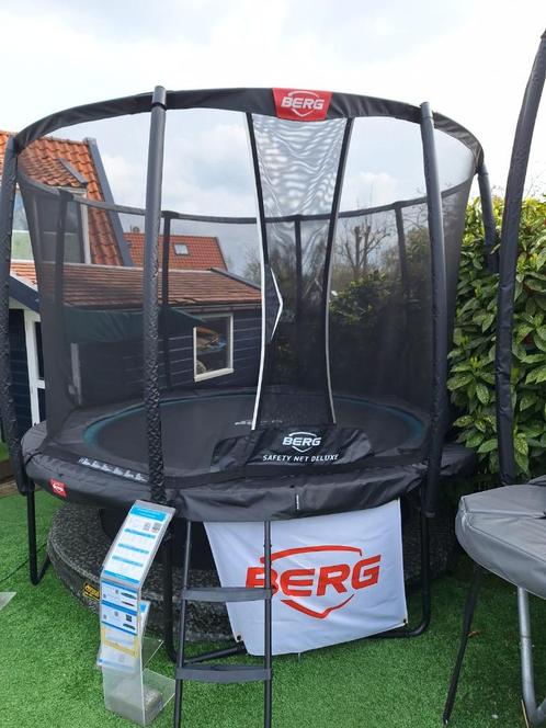 Trampoline Showmodelverkoop bij Trampolineland weg=weg va.99, Kinderen en Baby's, Speelgoed | Buiten | Trampolines, Zo goed als nieuw