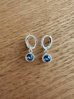 Oorbellen/klapcreolen met een lichtblauw steentje, Sieraden, Tassen en Uiterlijk, Oorbellen, Overige materialen, Hangers, Ophalen of Verzenden