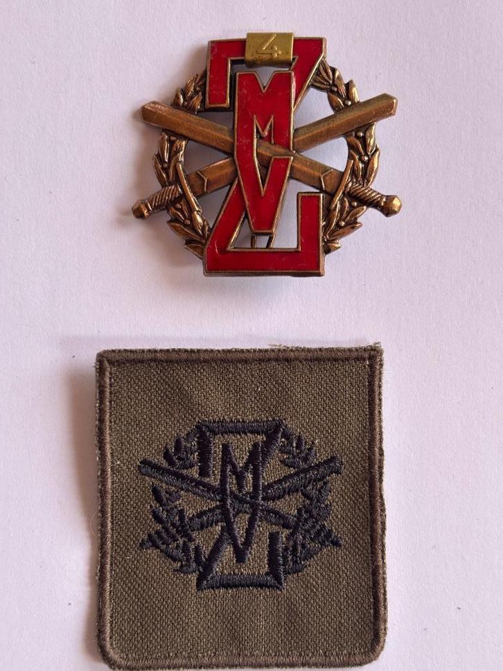 ZMV Speld NO: 4 rood met batch, Verzamelen, Militaria | Algemeen, Landmacht, Kleding of Schoenen, Nederland, Ophalen of Verzenden