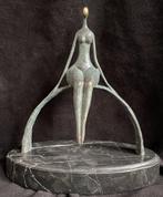 Bronzen abstract zittend meisje op boog, Cesaro zuiver brons, Antiek en Kunst, Ophalen of Verzenden
