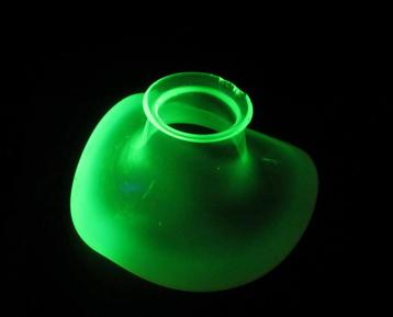 Antiek vaseline uranium glas lampekapje, blaker beschikbaar voor biedingen