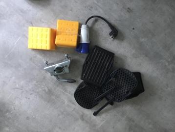 Caravan stekker/ wielblok/ caravanfoot/ neuswielklem beschikbaar voor biedingen