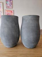 2 grote betonlook grijze bloempotten van het merk Mica, Ophalen, Steen, Overige kleuren, Zo goed als nieuw