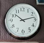 Grote klok diameter 56cm, Ophalen of Verzenden, Zo goed als nieuw, Analoog, Wandklok