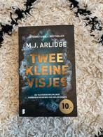 Twee Kleine Visjes - M.J. Arlidge, Boeken, Ophalen of Verzenden, Zo goed als nieuw, Nederland