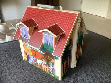 Playmobil meeneembaar huisje met meubels en gezin beschikbaar voor biedingen