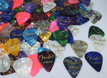 GRATIS VERZENDING!! 100 celluloid Fender plectrums beschikbaar voor biedingen