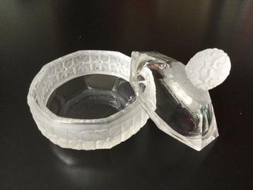 Antiek glazen poederdoosje / dekseldoosje in Lalique-stijl beschikbaar voor biedingen