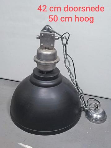 Grote industriële hanglamp beschikbaar voor biedingen