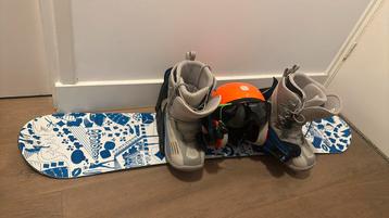 Snowboard  met schoenen maat 39 een helm met bril 