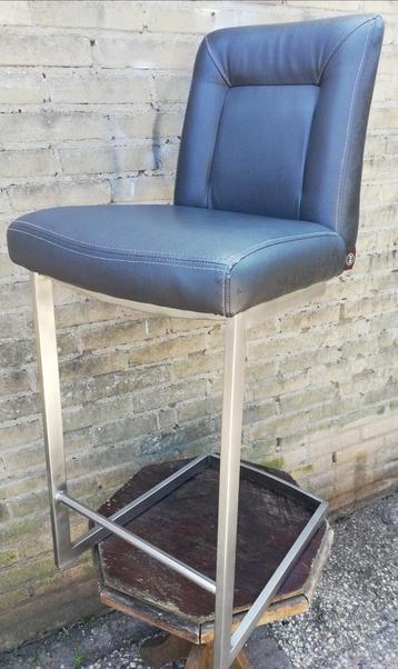 H. &  H. Design stoel/kruk. Leer/verchroomd.  97 cm  beschikbaar voor biedingen