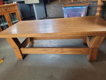 Degelijke salontafel beschikbaar voor biedingen