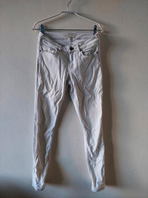🤍 Stijlvol & Tijdloos – Lichtgrijs-witte Spijkerbroek (S/M), Kleding | Dames, Spijkerbroeken en Jeans, Zo goed als nieuw, W30 - W32 (confectie 38/40)