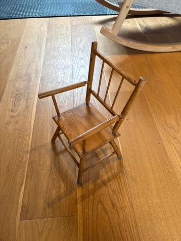 Schattig houten speelgoed stoeltje beschikbaar voor biedingen