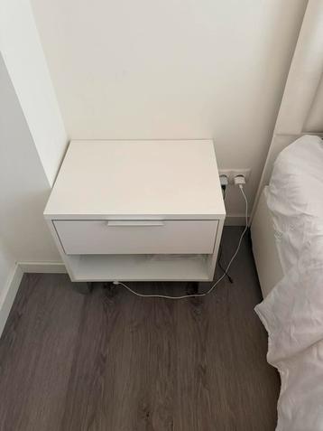 2x wit nachtkastjes