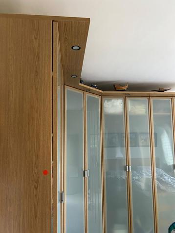 Grote eikenhouten kledingkast met verlichting - Gratis!! beschikbaar voor biedingen