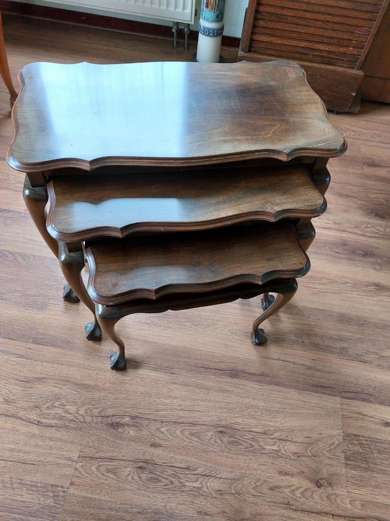 Wortelnoten bijzettafeltjes en salontafel, Ophalen