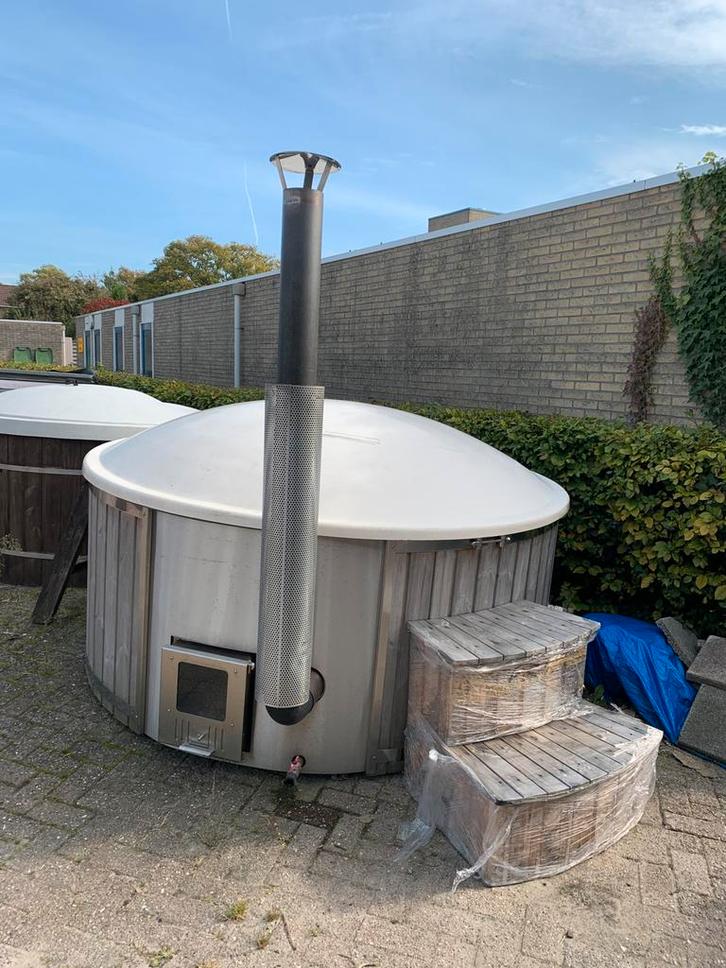Hottub gebruikt - xxl - interne kachel - 4-10 persoons, Tuin en Terras, Bubbelbaden en Hottubs, Zo goed als nieuw, Trap, Ophalen