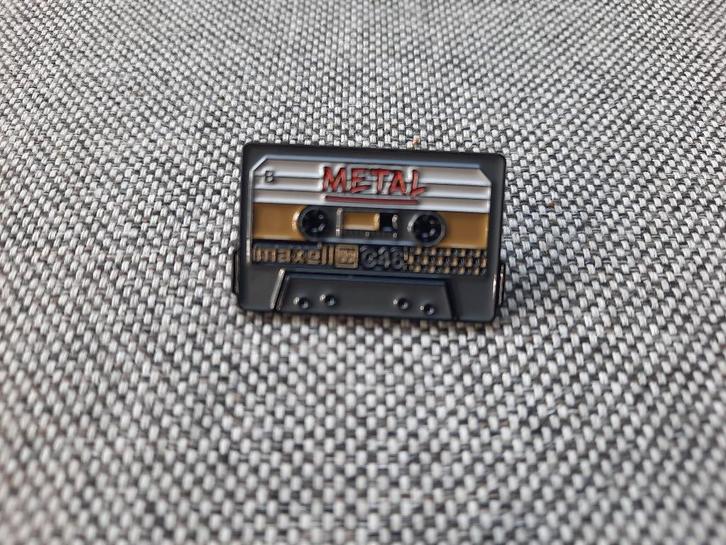 1 pin van een cassettebandje met de tekst - METAL - te koop, Verzamelen, Speldjes, Pins en Buttons, Nieuw, Speldje of Pin, Overige onderwerpen