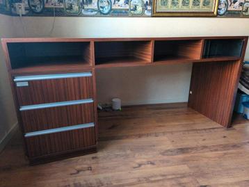 Mooi stevig bureau  beschikbaar voor biedingen