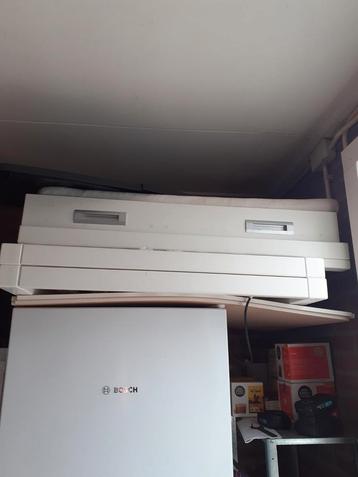 Witte houten box met lade en box matras beschikbaar voor biedingen