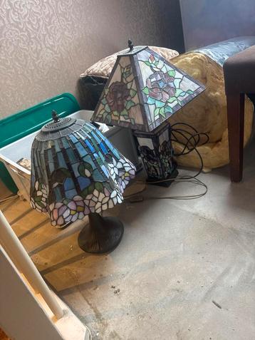 Twee Tiffany Schemerlampen beschikbaar voor biedingen