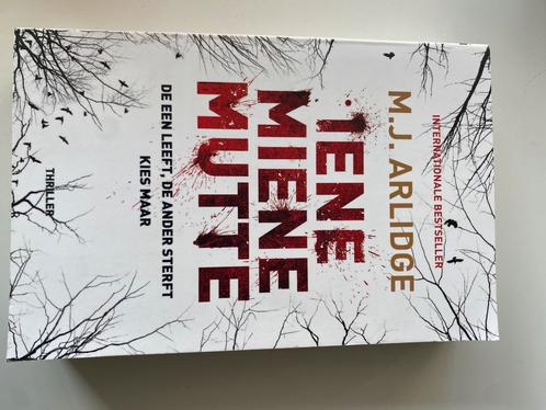 M.J. Arlidge - Iene Miene Mutte, Boeken, Thrillers, Zo goed als nieuw, Nederland, Verzenden